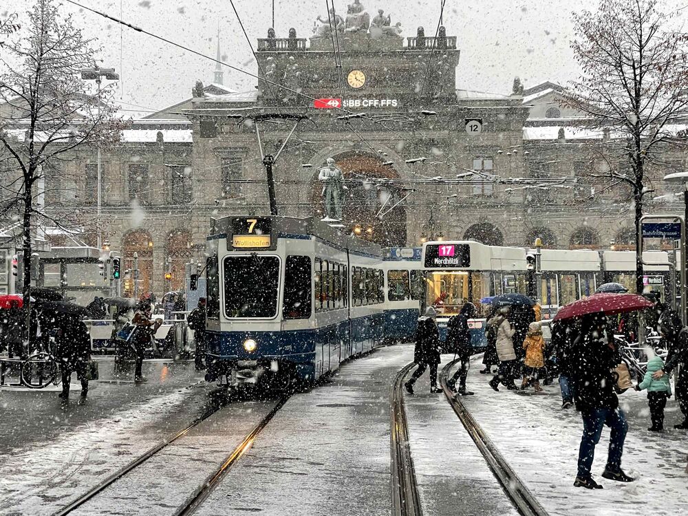 Am 2. Dezember überzog sich das nördliche Flachland erneut mit einer Schneedecke. Sogar an der Bahnhofstrasse in Zürich blieb der Schnee liegen. (Fotos: Andreas Walker)